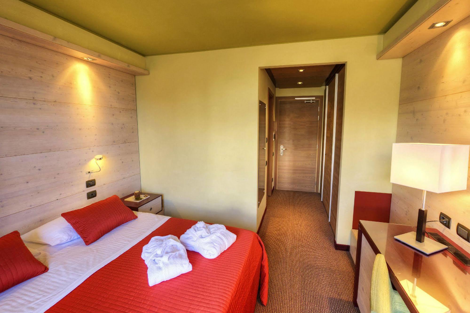 Hotel Sansicario Majestic Césane Extérieur photo